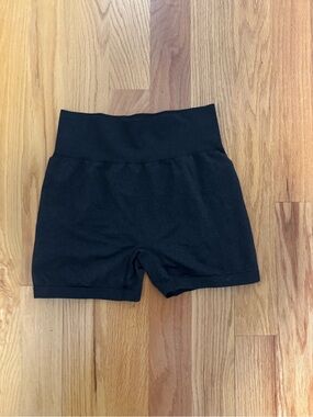 High-Waisted Black Seamless Shorts